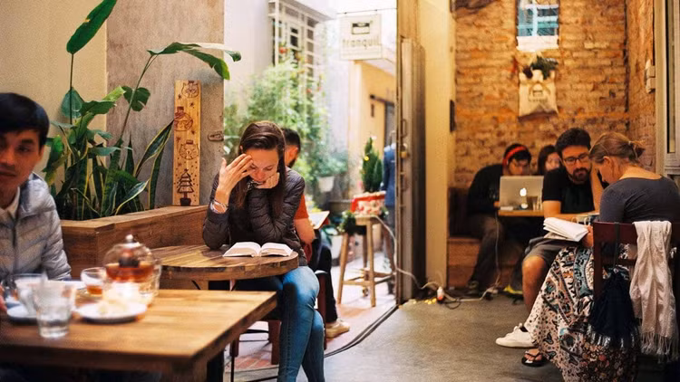 Nếu không có kế hoạch đi chơi xa vào ngày nghỉ lễ, tại sao bạn không thử ghé những quán cà phê an yên và ngắm nhìn Hà Nội những ngày hiếm hoi vắng bóng người qua lại. Ảnh: internet.