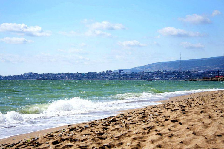 Biển Caspi (371.000 km2): Hồ lớn nhất thế giới là biển Caspi. Mặc dù có cái tên dễ gây nhầm lẫn, biển Caspi thực ra là một hồ nước vì nó hoàn toàn không giáp biển. Bị kẹp giữa châu Âu và châu Á, vùng nước nội địa này giáp 4 quốc gia là Nga, Kazakhstan, Azerbaijan và Turkmenistan. Nước hồ không phải là nước ngọt mà hơi mặn (bằng 1/3 độ mặn nước biển) bởi nơi đây từng là một phần của biển Paratethys cổ đại. Ngày nay, biển Caspi nổi tiếng với món trứng cá muối và ngành công nghiệp dầu mỏ. Ảnh: AT Travel