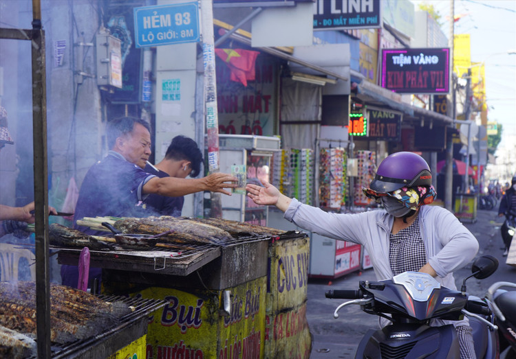 Theo nhiều tiểu thương, giá cá lóc nướng năm nay sẽ tăng hơn năm trước vì giá cá nhập vào từ các thương lái tăng. Giá bán năm trước từ 150 - 250 nghìn đồng/con thì năm nay giá tăng lên đến gần 300 nghìn đồng/con tùy vào trọng lượng cá (giá đã bao gồm rau cùng bún ăn kèm).