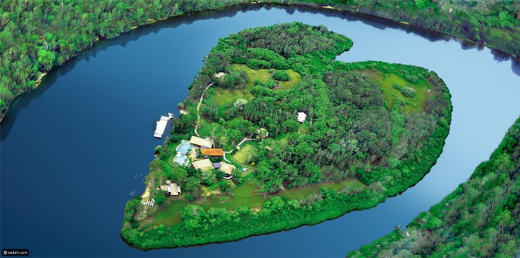 Nằm trên con sông Noosa và cách thành phố Brisbane (Australia) khoảng một tiếng đi xe, Makepeace là hòn đảo có hình trái tim rõ ràng nhất ở Australia. Nơi đây thuộc sở hữu của tỷ phú Richard Branson với khu nghỉ dưỡng sang trọng. Ảnh: sa2eh.
