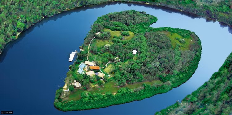 Nằm trên con sông Noosa và cách thành phố Brisbane (Australia) khoảng một tiếng đi xe, Makepeace là hòn đảo có hình trái tim rõ ràng nhất ở Australia. Nơi đây thuộc sở hữu của tỷ phú Richard Branson với khu nghỉ dưỡng sang trọng. Ảnh: sa2eh.