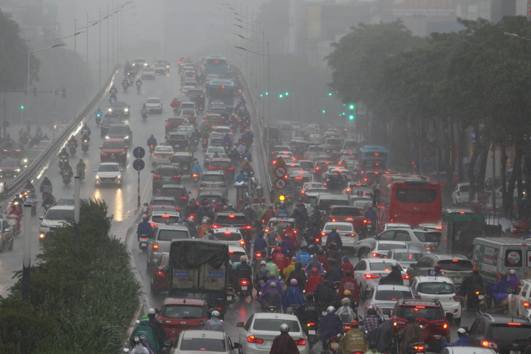 Các tuyến đường Nguyễn Trãi, Cầu Giấy, Phạm Văn Đồng, Vành đai 3, Trần Duy Hưng... đều ghi nhận tình trạng ùn tắc nghiêm trọng.