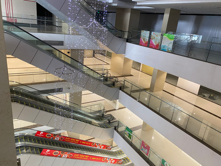 Tại TTTM Discovery Complex nằm trên phố Cầu Giấy nơi tập trung nhiều cửa hàng, siêu thị kinh doanh thời trang, đồ điện tử, tuy nhiên hoạt động kinh doanh tại đây luôn trầm lắng. Theo quan sát của phóng viên, hầu hết diện tích kinh doanh tại TTTM Discovery Complex đang bỏ trống.