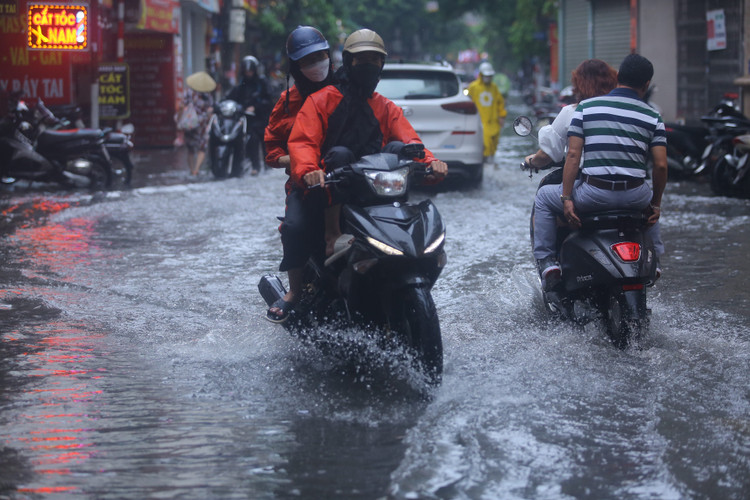 Mưa lớn ngập nửa bánh xe.