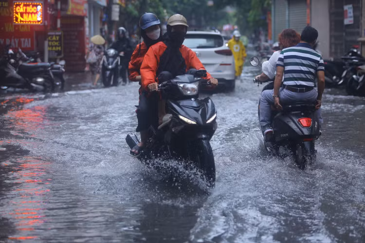 Mưa lớn ngập nửa bánh xe.