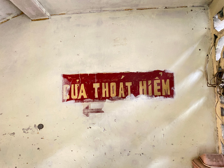 Người dân vẽ tranh Graffiti lên tường mô tả cửa thoát hiểm.