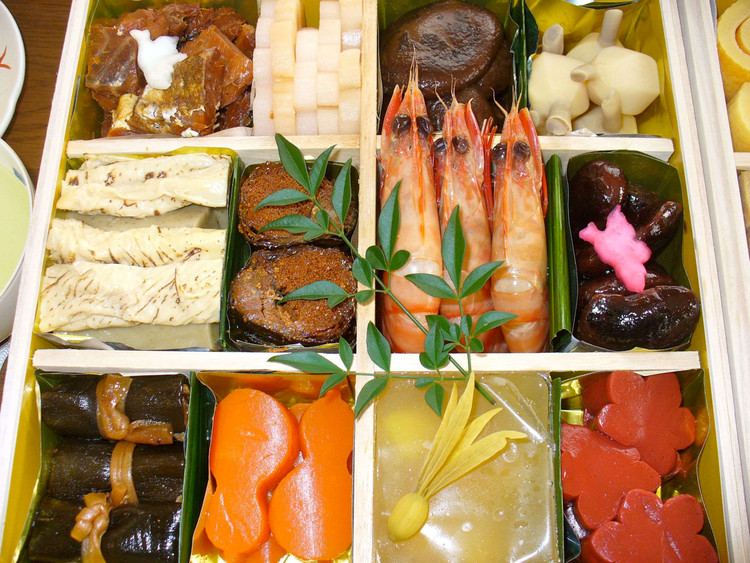 Người dân Nhật Bản ăn mừng năm mới vào Tết dương lịch. Những món ăn đặc biệt dành riêng cho ngày Tết người Nhật gọi là Osechi bao gồm súp Ozoni, mứt đậu đen, Tazukuri (cá mòi tẩm đường và tương rán giòn), tôm chiên, bánh dày.