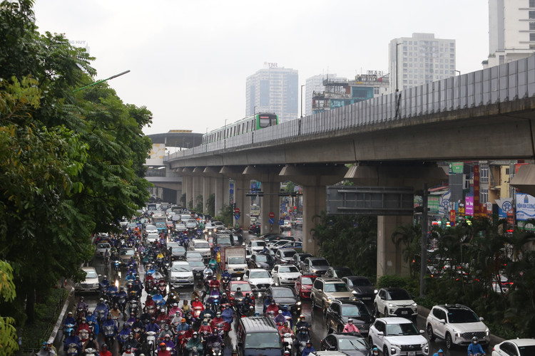 Hình ảnh tuyến đường Nguyễn Trãi, người dân Thủ đô vượt tắc đường và mưa lớn để đi làm.