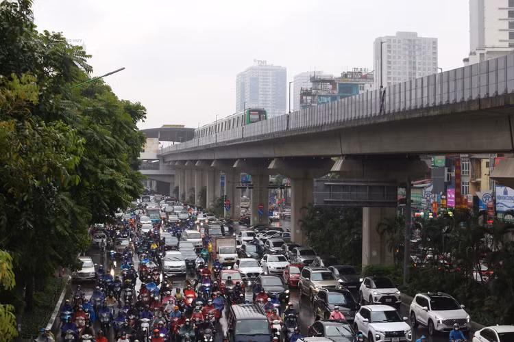 Hình ảnh tuyến đường Nguyễn Trãi, người dân Thủ đô vượt tắc đường và mưa lớn để đi làm.