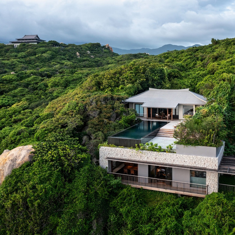 Tạp chí du lịch nhận xét Amanoi (Ninh Thuận) có tầm nhìn ngoạn mục nhờ nằm giữa những tán cây xanh mát và vách đá cheo leo, gồ ghề của vịnh Vĩnh Hy. Khu resort có kiến trúc lấy cảm hứng từ ngôi đình truyền thống Việt Nam và nét chấm phá từ phong cách Nhật Bản. Ảnh: Amanoi.