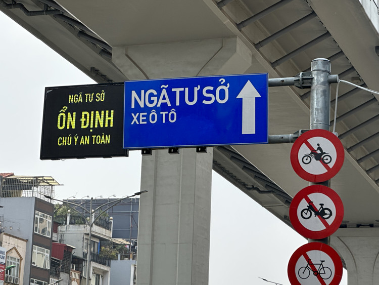 Kích thước biển thông báo cần thiết kế to hơn, thông tin rõ ràng và thời gian cảnh báo kéo dài hơn nữa.