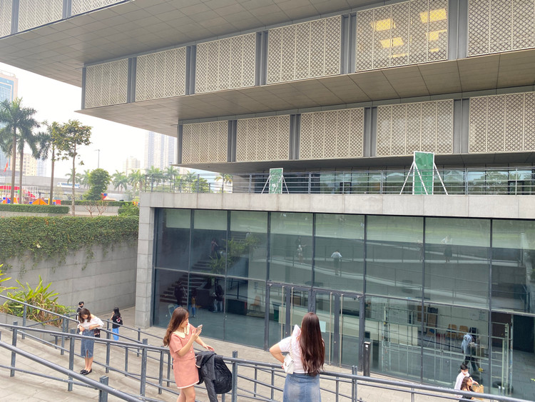 Các bạn trẻ thoải mái thả dáng bên khối kiến trúc hiện đại của Bảo tàng Hà Nội.