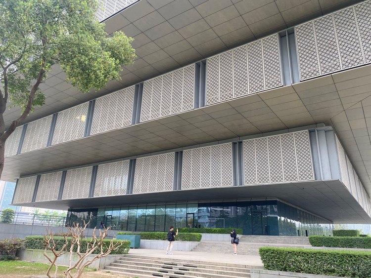 Bảo tàng Hà Nội gây ấn tượng với thiết kế độc đáo, mang hình dáng tựa như kim tự tháp ngược, thu hút sự tò mò của giới trẻ.