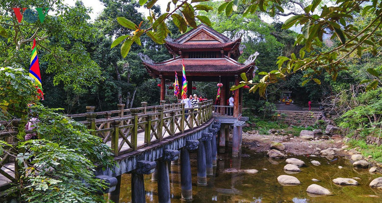 Đừng đi lên chùa chính là những bậc thang, hai bên đường là những cột cổ thụ, có đoạn chỉ là rừng trúc.