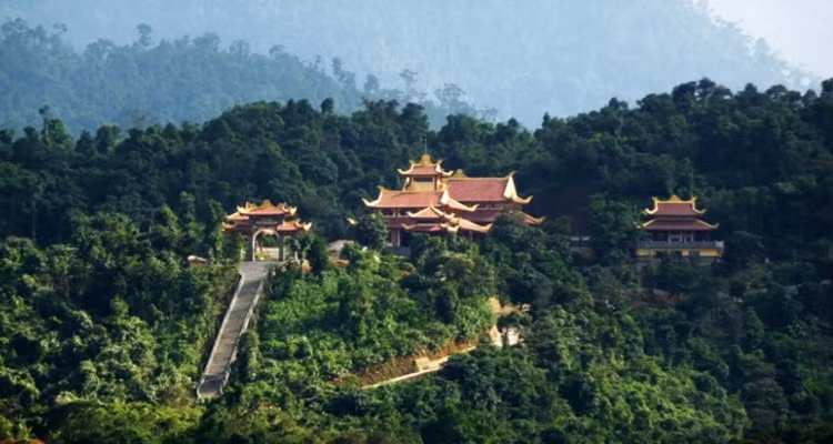 Chùa Yên Tử nằm trong khu rừng quốc gia Yên Tử - Ảnh:internet.