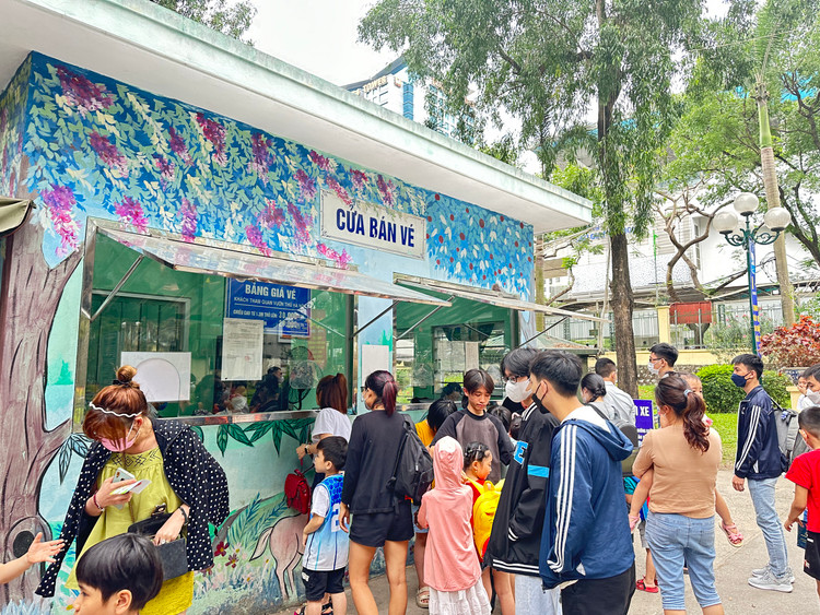 Theo ghi nhận của PV , tại khu vực cổng (Trạm trung chuyển Cầu Giấy, nút giao Kim Mã - Cầu Giấy) rất đông người dân xếp hàng mua vé. Ảnh:T.Huy