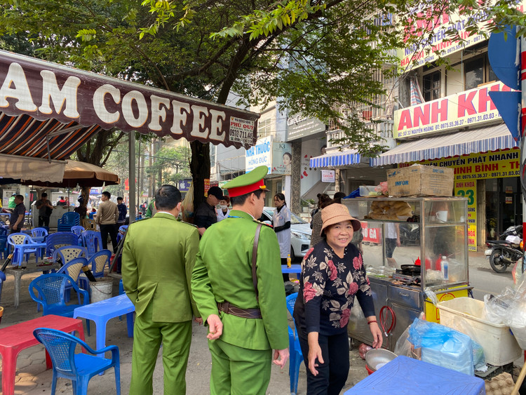 Dù đã được nhắc nhở về tình trạng lấn chiếm vỉa hè, nhưng một số hộ kinh doanh vẫn nhiều lần tái phạm.