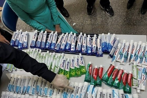 Lực lượng hải quan tại nhà ga quốc tế Tân Sơn Nhất đã phát hiện, giữ bốn tiếp viên mang khoảng 10kg ma túy tổng hợp về Việt Nam. Ảnh: Hải quan TP.HCM.