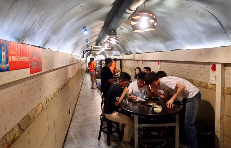 Ăn lẩu cay trong hầm trú ẩn là một trải nghiệm nên thử khi ghé thăm thành phố Trùng Khánh. Ảnh: Benjamin Williams.