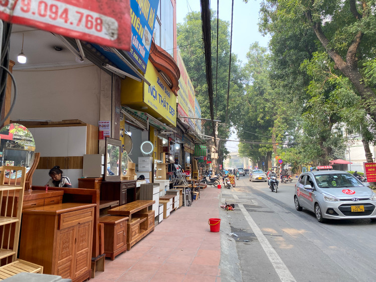 Tuy nhiên, dọc tuyến phố Đê La Thành (thuộc địa phận 2 quận Đống Đa và Ba Đình) nay vỉa hè đã thông thoáng hơn nhiều so với thời gian trước đây - Ảnh: T.Huy