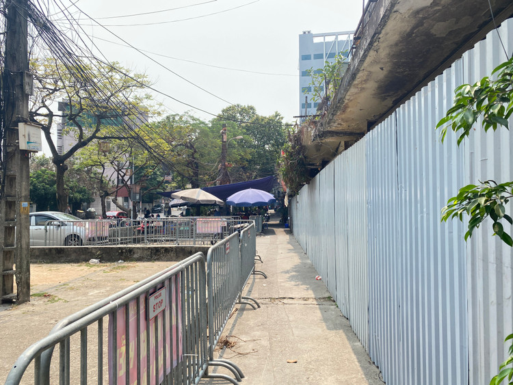 Trước khu tập thể đã được rào chắn, quây tôn kín.