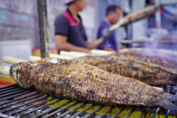 Nhiều người quan niệm, trong ngày vía Thần Tài cúng cá lóc nướng sẽ đem đến nhiều may mắn, tài lộc cho gia chủ, nên thường vào ngày này lượng người đổ xô đi mua cá lóc nướng rất đông.