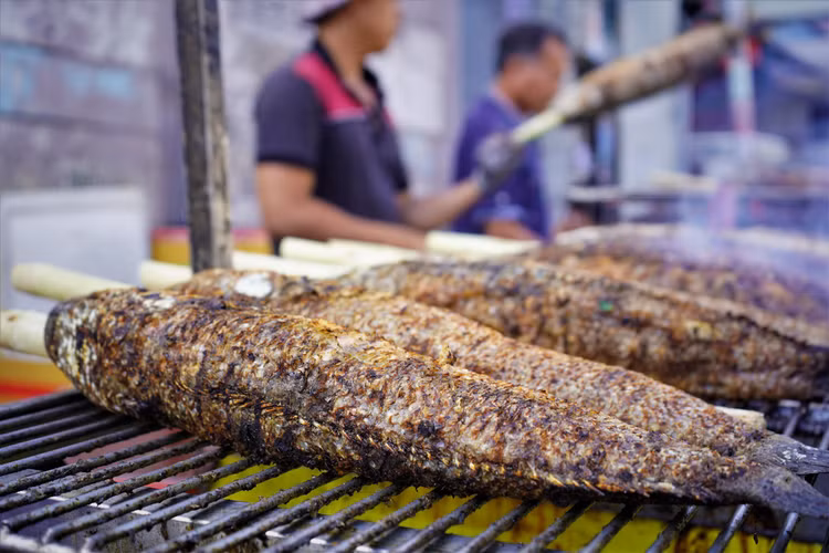 Nhiều người quan niệm, trong ngày vía Thần Tài cúng cá lóc nướng sẽ đem đến nhiều may mắn, tài lộc cho gia chủ, nên thường vào ngày này lượng người đổ xô đi mua cá lóc nướng rất đông.