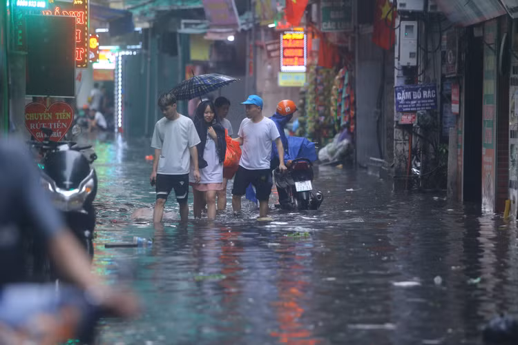 Người dân gặp khó khăn trong việc di chuyển