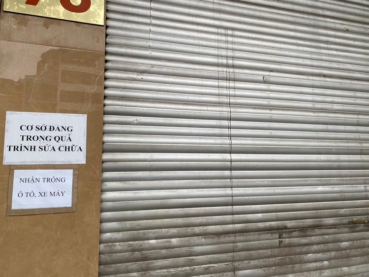 Bên ngoài phòng khám không có bất cứ thông báo nào về việc tạm dừng hoạt động vì các sai phạm mà chỉ ghi chung chung lảng tránh: &quot;Cơ sở đang trong quá trình sửa chữa&quot;, ngầm hiểu rằng phòng khám đóng cửa do sửa chữa chứ không phải do sai phạm.