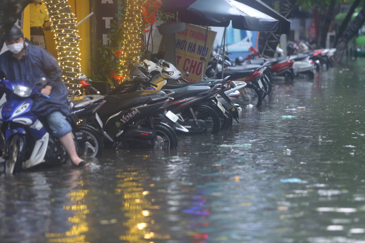Cảnh báo đợt mưa này có khả năng sẽ gây ngập úng cho nhiều tuyến phố nội thành từ 0,1 m đến 0,4 m. Cảnh báo cấp độ rủi ro thiên tai do ngập lụt cấp 1.