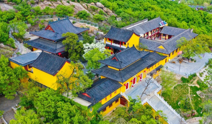 Cây hoa lưu tô được trồng từ thời Nam Tống, cách đây hàng trăm năm, vẫn ra hoa đều đặn vào mùa xuân, thu hút du khách tham quan - Ảnh: xinhua