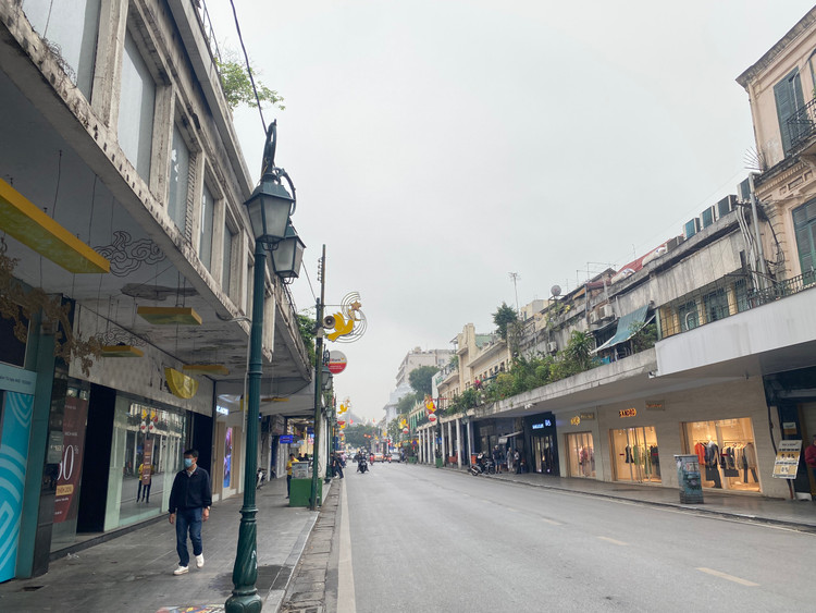 Con phố dài chưa tới 1km nhưng lại có lịch sử hơn 2 thế kỷ với các công trình mang đậm kiến trúc cổ điển của Pháp, đây là điểm đến ưa thích của nhiều khách du lịch trong và ngoài nước. Là con phố duy nhất của Hà Nội được xây dựng với thiết kế mái che vỉa hè ở hầu hết các công trình. Đây là nét độc đáo được giữ lại theo kiến trúc xây dựng từ xưa.