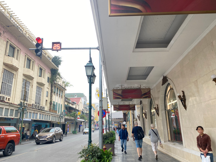 Phố Tràng Tiền lưu giữ nhiều công trình kiến trúc lịch sử, văn hóa như Kem Tràng Tiền, Nhà hát Lớn Hà Nội, Bảo tàng Lịch sử quốc gia...