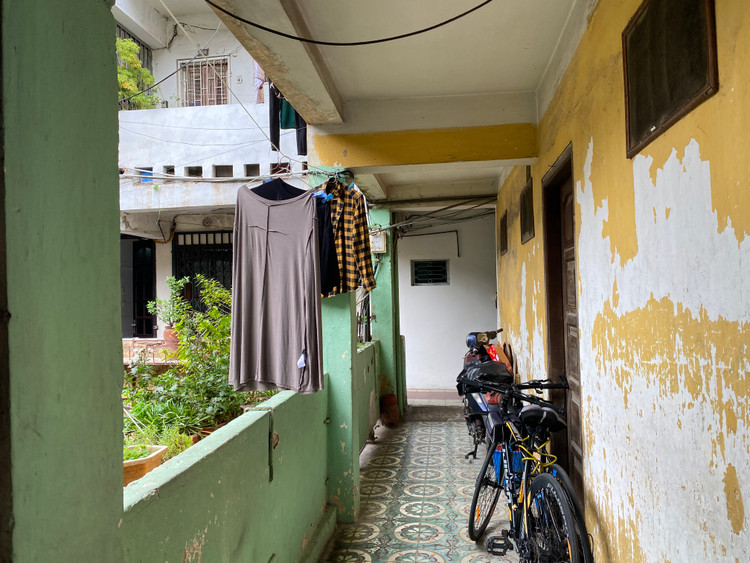 Hành lang đi lại trước cửa mỗi hộ dân cũng được sử dụng để dựng xe...