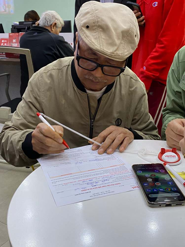 Ông N.V.L. (TP Hà Nội) cho biết, SIM điện thoại hiện đang dùng của ông đã sử dụng được gần 10 năm. Những ngày gần đây, ông liên tục nhận được tin nhắn của Viettel và đọc được thông tin trên báo đài về việc cập nhật thông tin SIM, nên nay quyết định đến cửa hàng.