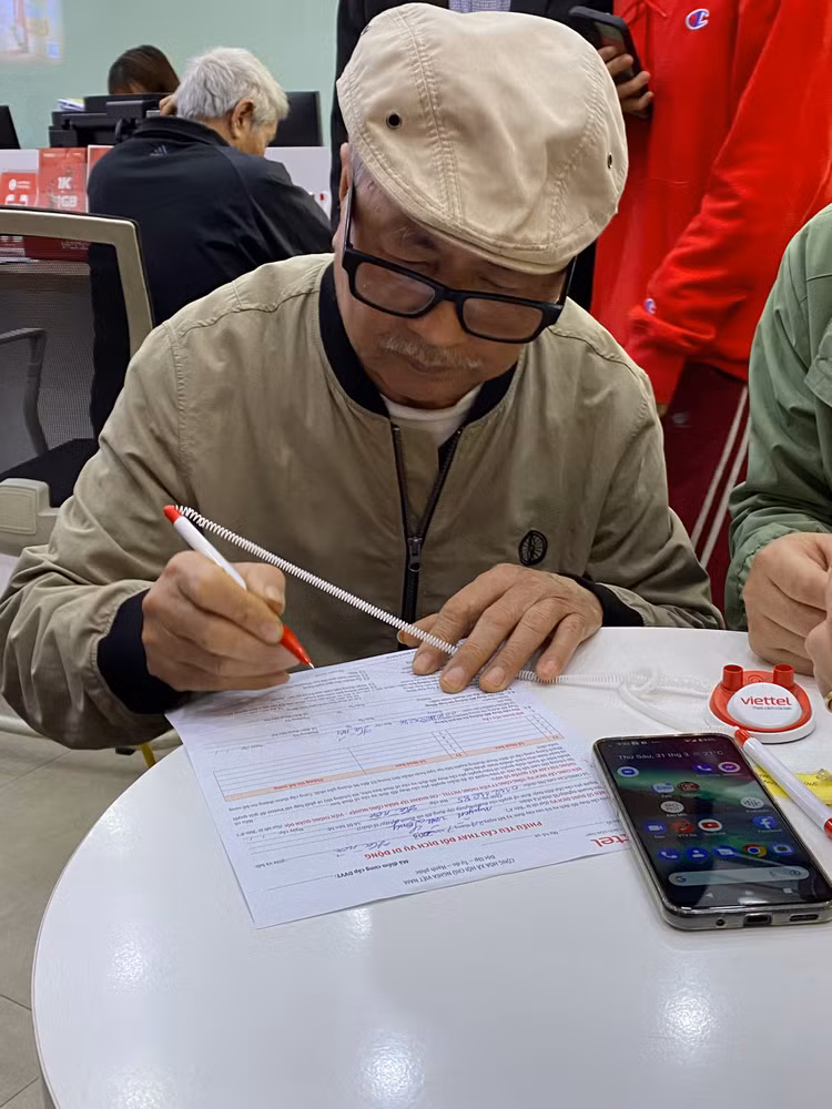 Ông N.V.L. (TP Hà Nội) cho biết, SIM điện thoại hiện đang dùng của ông đã sử dụng được gần 10 năm. Những ngày gần đây, ông liên tục nhận được tin nhắn của Viettel và đọc được thông tin trên báo đài về việc cập nhật thông tin SIM, nên nay quyết định đến cửa hàng.