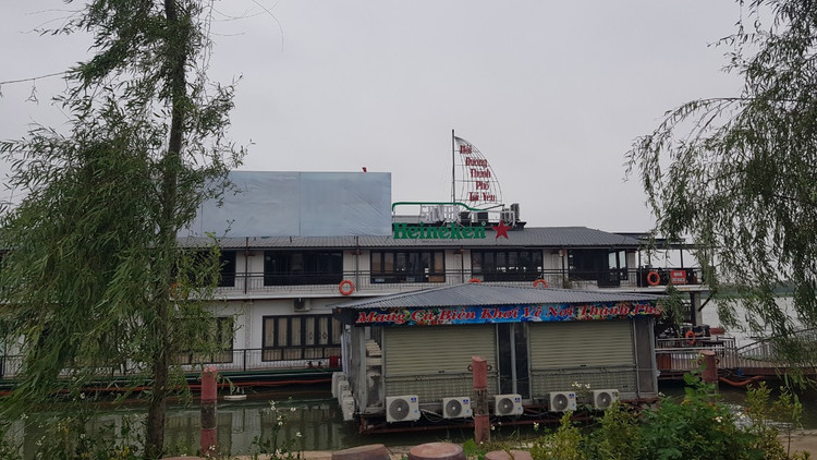 Nhà hàng du thuyền trong khu vực cảng Cống Câu.