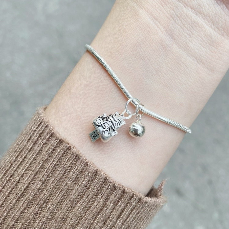 Vòng tay charm mèo mang lại may mắn trong năm Quý Mão.