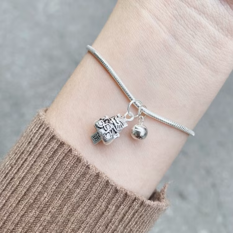 Vòng tay charm mèo mang lại may mắn trong năm Quý Mão.