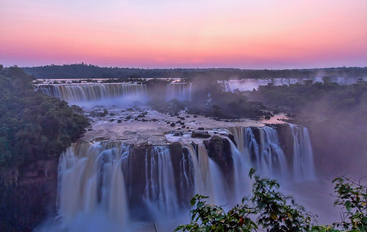 Thác Iguazu nằm ở biên giới giữa Argentina và Brazil. Ảnh: CNN.