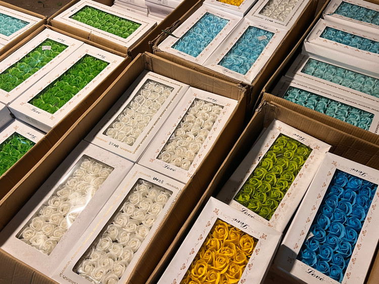 Ngoài hoa tươi thì cũng có những sạp hàng bán hoa sáp để trong hộp với giá giao động từ 80.000 - 100.000 vnđ.