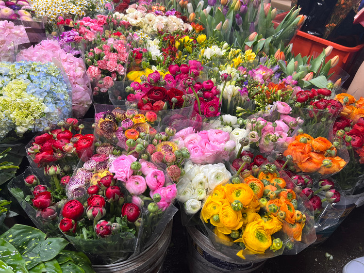 Theo ghi nhận của PV, giá hoa hồng ta, cành ngắn là 120.000 đồng/bó/50 bông, hồng ngoại, cành dài là 400.000 - 550.000 đồng/bó/50 bông, hoa đồng tiền là 35.000 - 45.000 đồng/bó/10 bông, hoa ly là 100.000 - 150.000 đồng/bó/5 bông to, tường vi là 90.000 đồng/bó. Các loại hoa khô từ 150.000 - 200.000 đồng/bó.