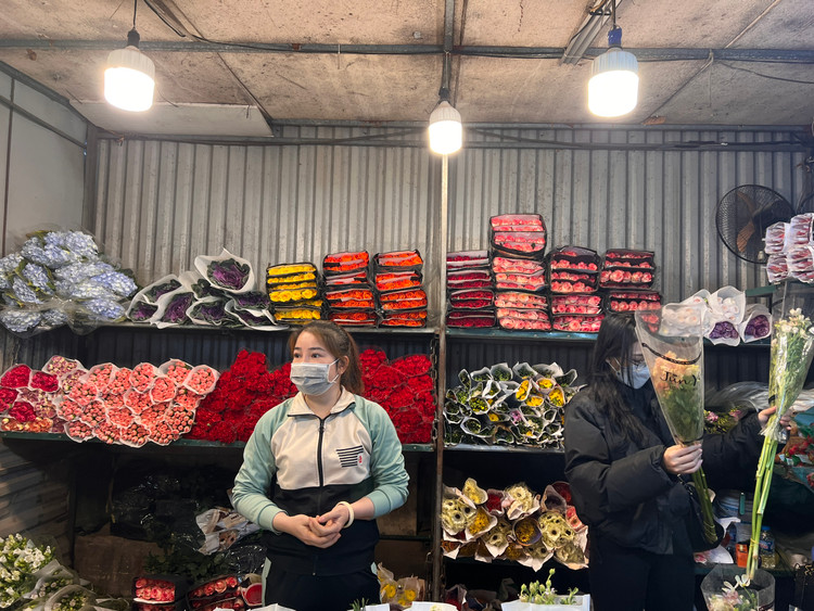 Chị Loan (34 tuổi) - chủ một sạp bán hoa - chia sẻ: " Cận những dịp lễ, việc bán hoa rất nhanh, nhiều hôm chỉ đủ giao cho khách sỉ và các cửa hàng, bán cho một số khách lẻ thì hết hoa. Hoa những ngày này giá cũng tốt nên chị rất vui mừng".