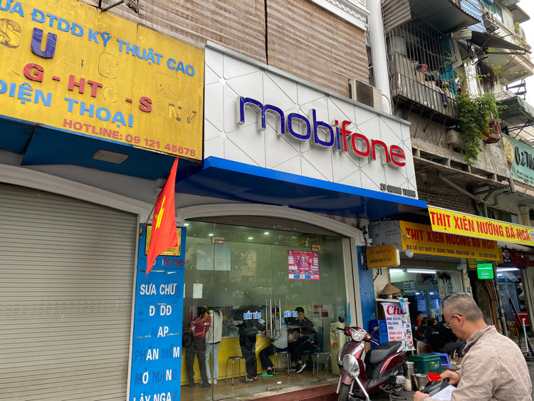 Với những người phải đến quầy giao dịch, việc giải quyết từng trường hợp khá chậm do phải qua nhiều thao tác như: khai báo thông tin, kiểm tra thông tin, chụp ảnh… nên những người đến sau chờ đợi khá lâu.