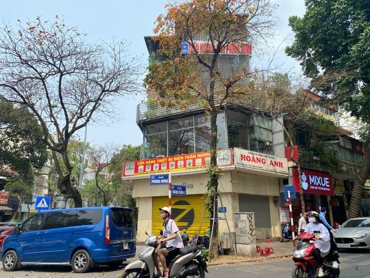 Một cửa hàng có vị trí tuyệt đẹp khác nằm ở nút giao giữa phố Phùng Hưng và Hàng Bông cũng đóng cửa.