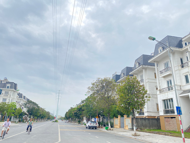 Thoạt nhìn qua, khu đô thị này rất khang trang với những khu biệt thự liền kề &quot;triệu đô&quot;. Những căn biệt thự đã sơn sửa xong và đã có cư dân vào sinh sống.