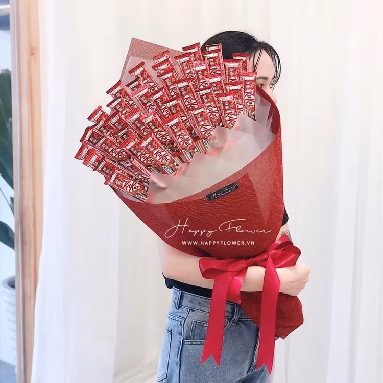 Những bó hoa này còn được nhiều người yêu thích bởi tính tiện dụng khi có thể ăn được, thậm chí tiêu được, bóa hoa làm từ kẹo kitkat được rất nhiều bạn trẻ ưu thích.