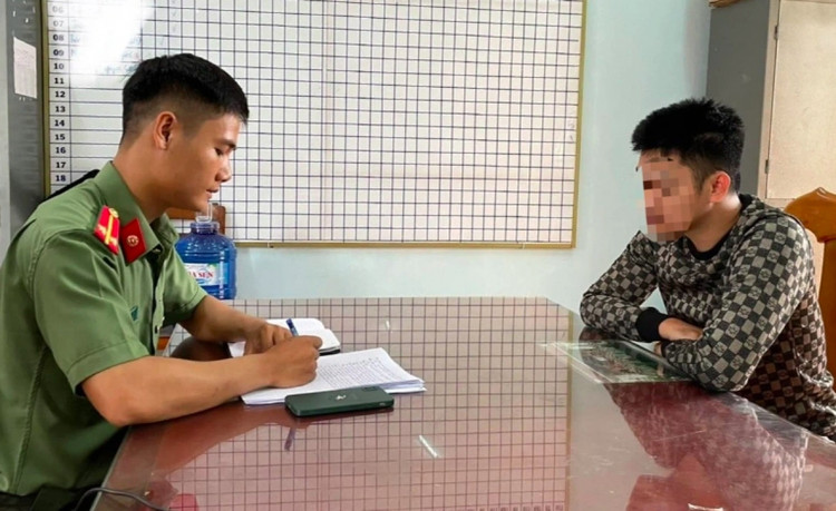 Võ Hồng Sơn tại cơ quan công an. Ảnh: Dân trí.