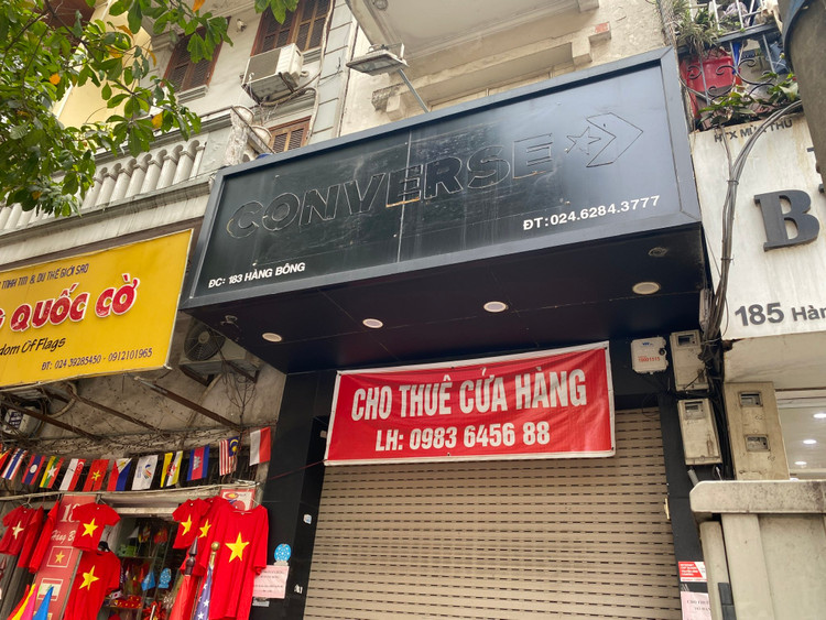 Trên phố Hàng Bông, nhiều cửa hàng kinh doanh cửa đóng, then cài. Cứ cách từ một đến hai nhà, người đi đường dễ dàng gặp những tấm băng rôn cho thuê cửa hàng kèm số điện thoại treo ở mặt tiền.