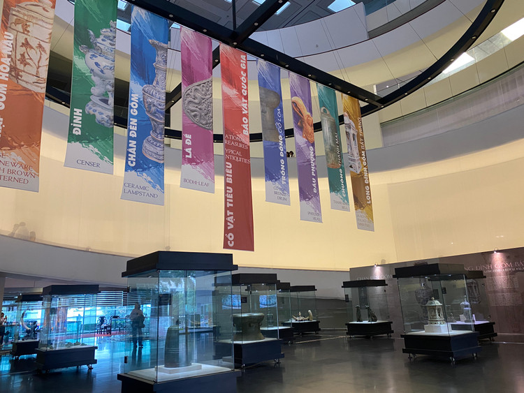 Tầng 1 bảo tàng trưng bày chuyên đề “Cổ vật tiêu biểu bảo tàng Hà Nội”, trong đó có các hiện vật bằng gốm sứ và đồng.